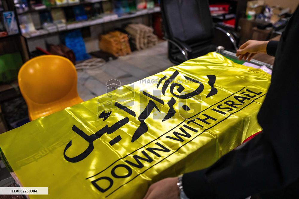 Iranian Factory Makes Us Flags To Burn - Khomein