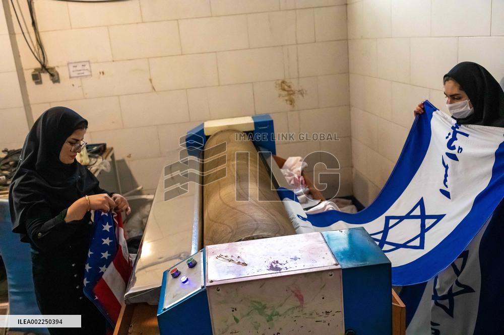 Iranian Factory Makes Us Flags To Burn - Khomein