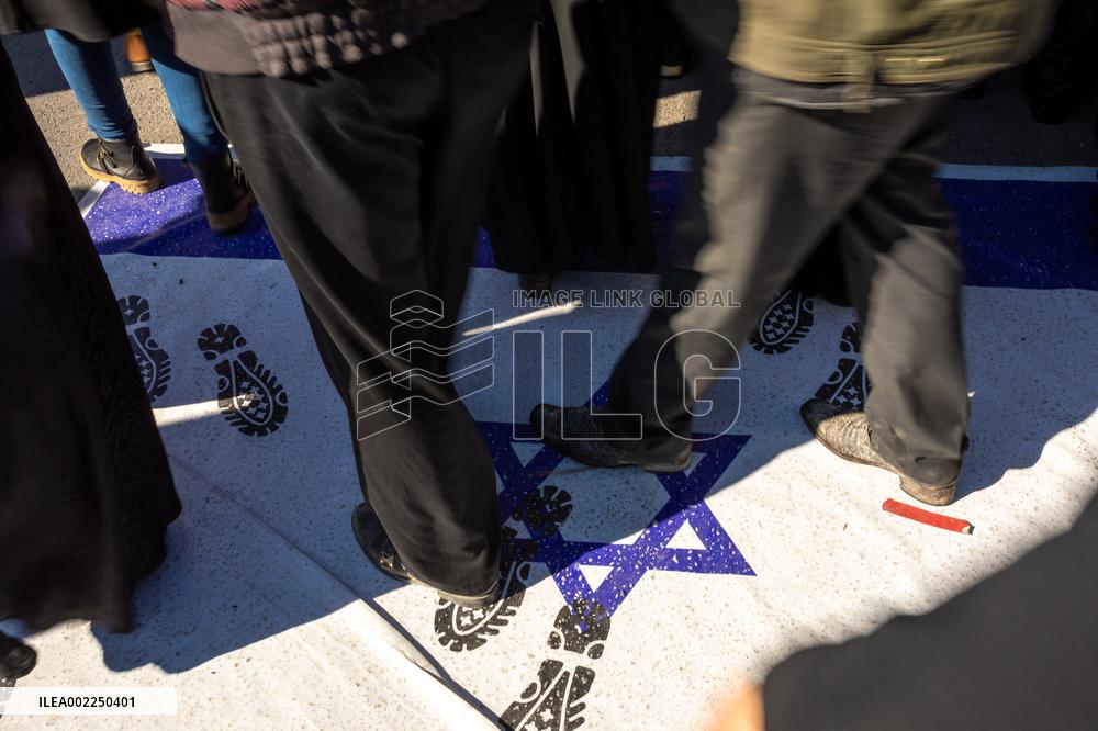 Iranian Factory Makes Us Flags To Burn - Khomein