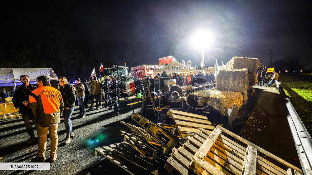 Farmers Begin 'Siege Of Paris' - Chennevieres