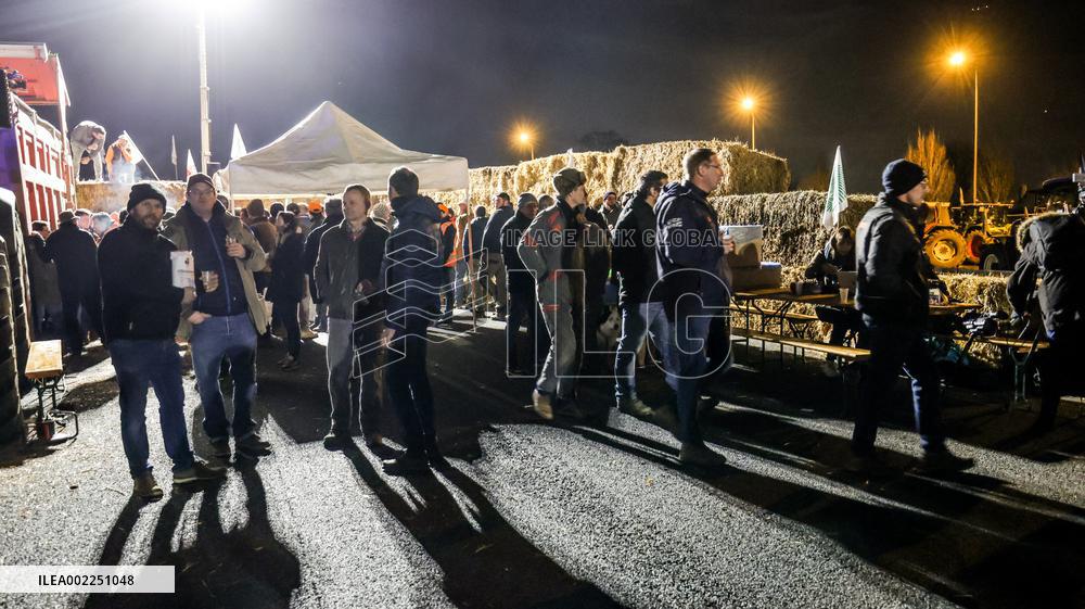 Farmers Begin 'Siege Of Paris' - Chennevieres