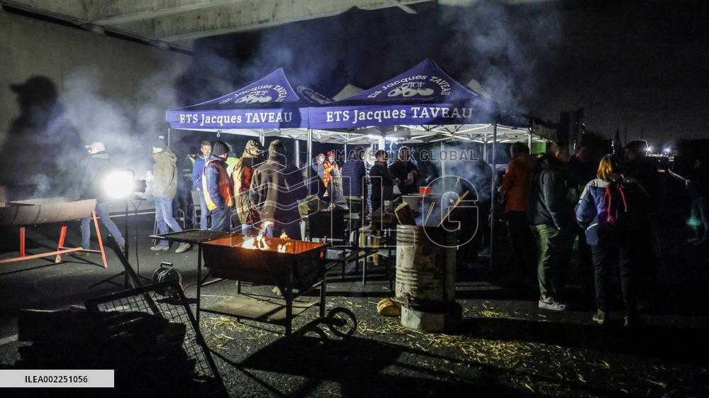 Farmers Begin 'Siege Of Paris' - Chennevieres