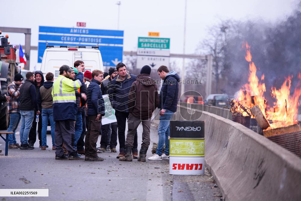 Farmers Keep Up Paris ‘Siege’ - Argenteuil