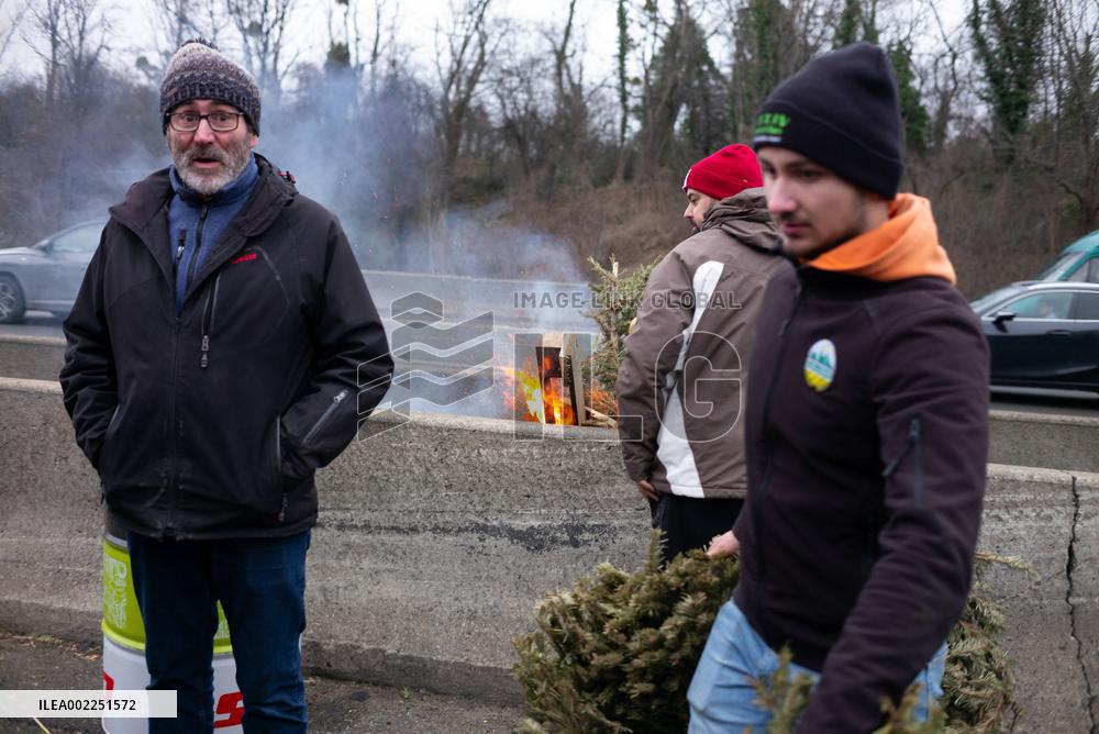 Farmers Keep Up Paris ‘Siege’ - Argenteuil