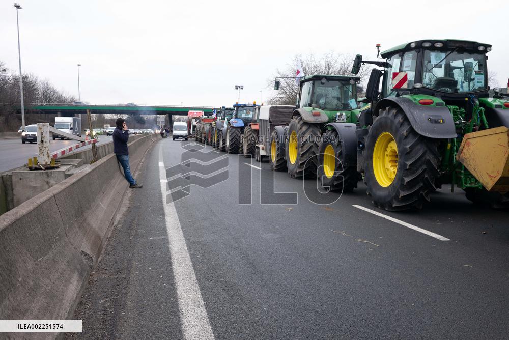 Farmers Keep Up Paris ‘Siege’ - Argenteuil