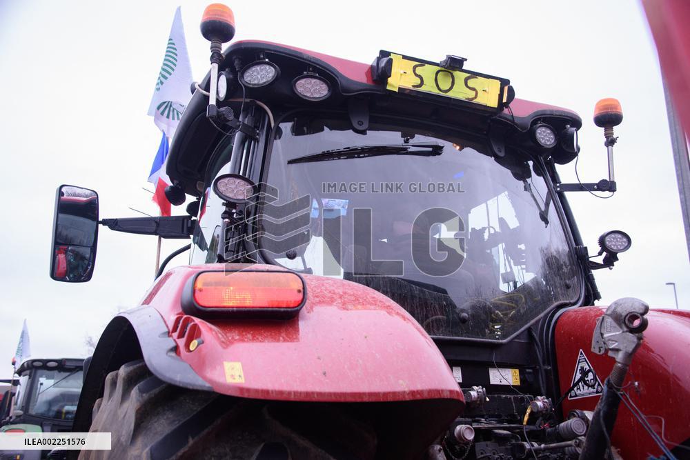 Farmers Keep Up Paris ‘Siege’ - Argenteuil
