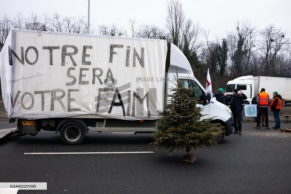 Farmers Keep Up Paris ‘Siege’ - Argenteuil
