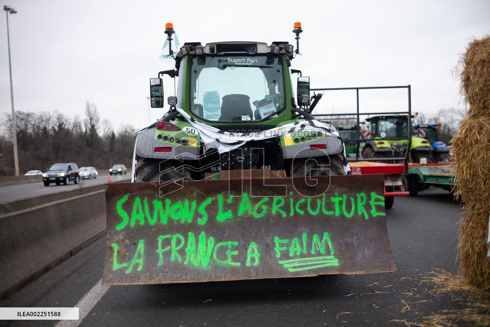 Farmers Keep Up Paris ‘Siege’ - Argenteuil