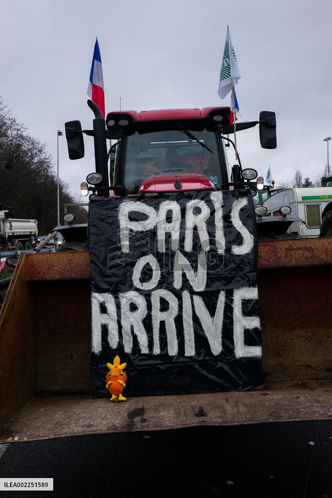 Farmers Keep Up Paris ‘Siege’ - Argenteuil