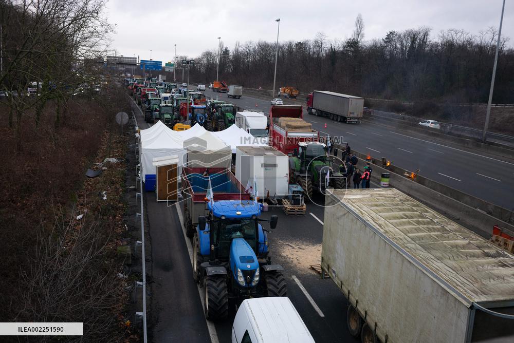 Farmers Keep Up Paris ‘Siege’ - Argenteuil