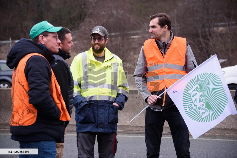 Farmers Keep Up Paris ‘Siege’ - Argenteuil