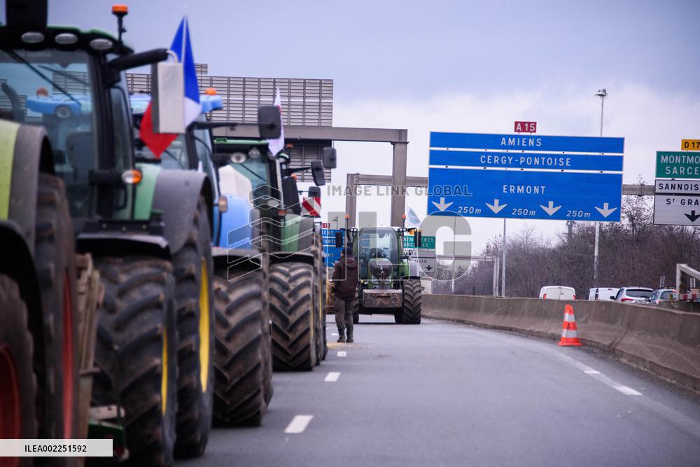 Farmers Keep Up Paris ‘Siege’ - Argenteuil