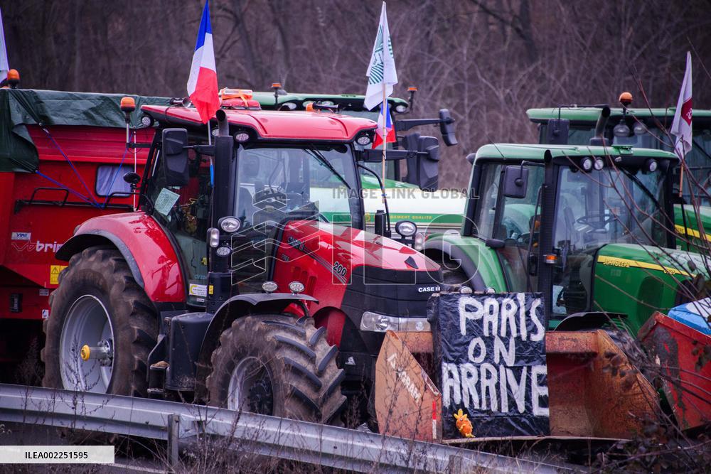 Farmers Keep Up Paris ‘Siege’ - Argenteuil