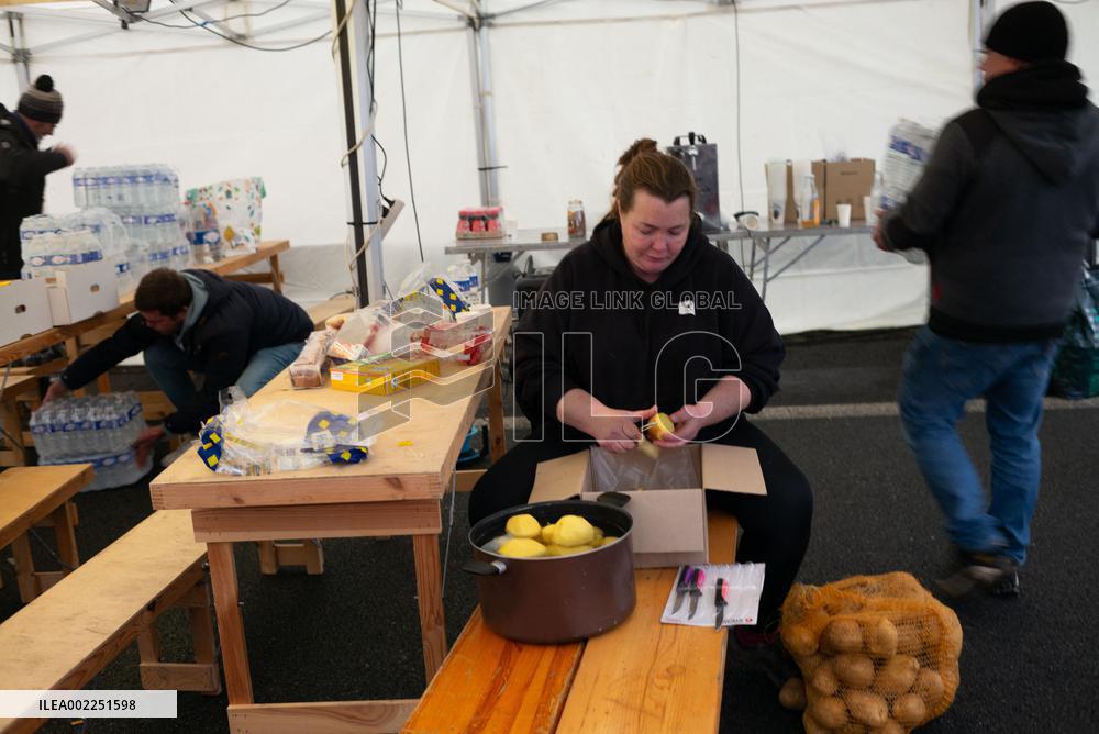 Farmers Keep Up Paris ‘Siege’ - Argenteuil