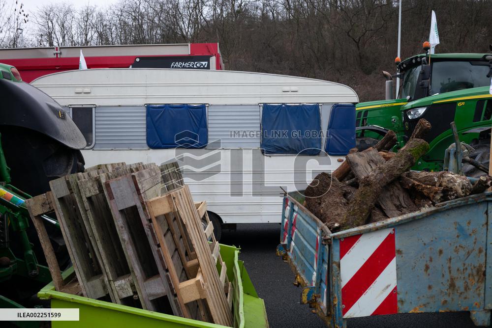 Farmers Keep Up Paris ‘Siege’ - Argenteuil