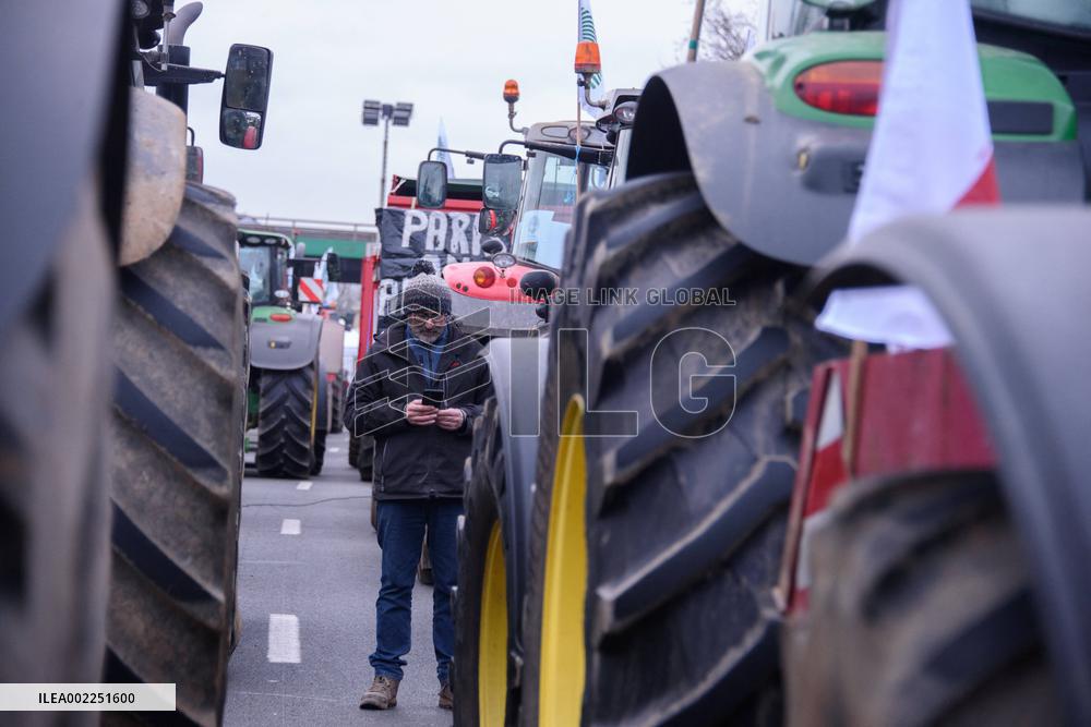 Farmers Keep Up Paris ‘Siege’ - Argenteuil