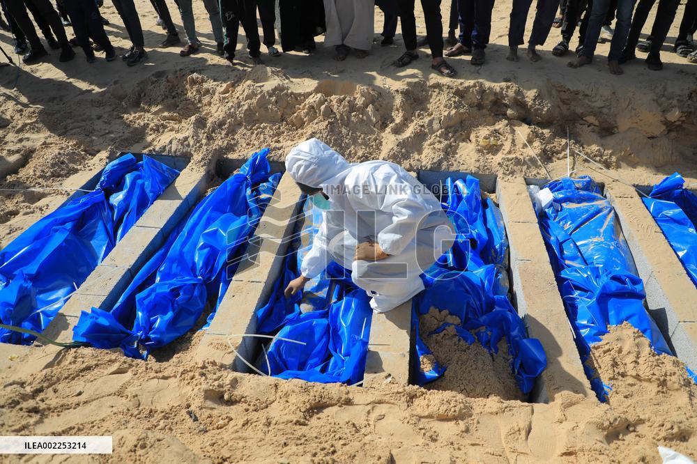 MIDEAST-GAZA-RAFAH-HAMAS-ISRAEL CONFLICT-MASS FUNERAL