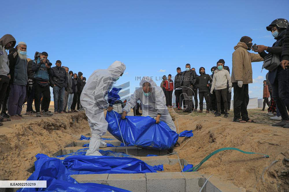 MIDEAST-GAZA-RAFAH-HAMAS-ISRAEL CONFLICT-MASS FUNERAL