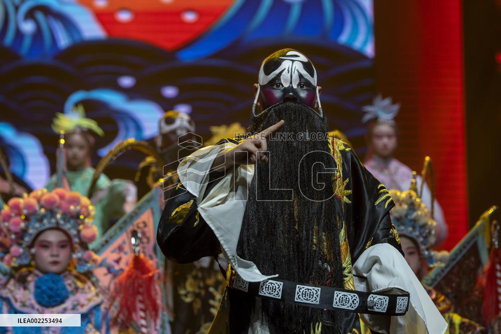 Pupils Perform Peking Opera in Hai'an