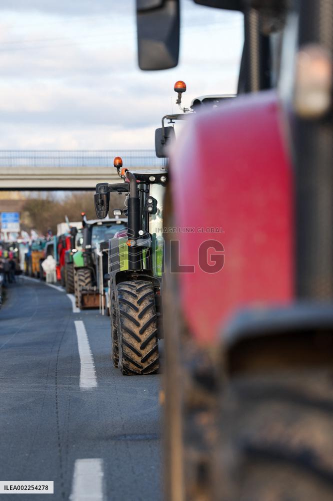 Thousands Of Farmers 'Lay Siege'To Paris - Chennevieres