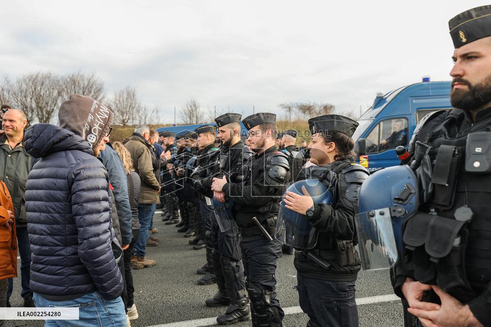 Thousands Of Farmers 'Lay Siege'To Paris - Chennevieres