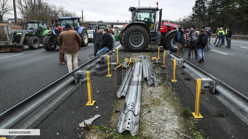 Thousands Of Farmers 'Lay Siege'To Paris - Chennevieres