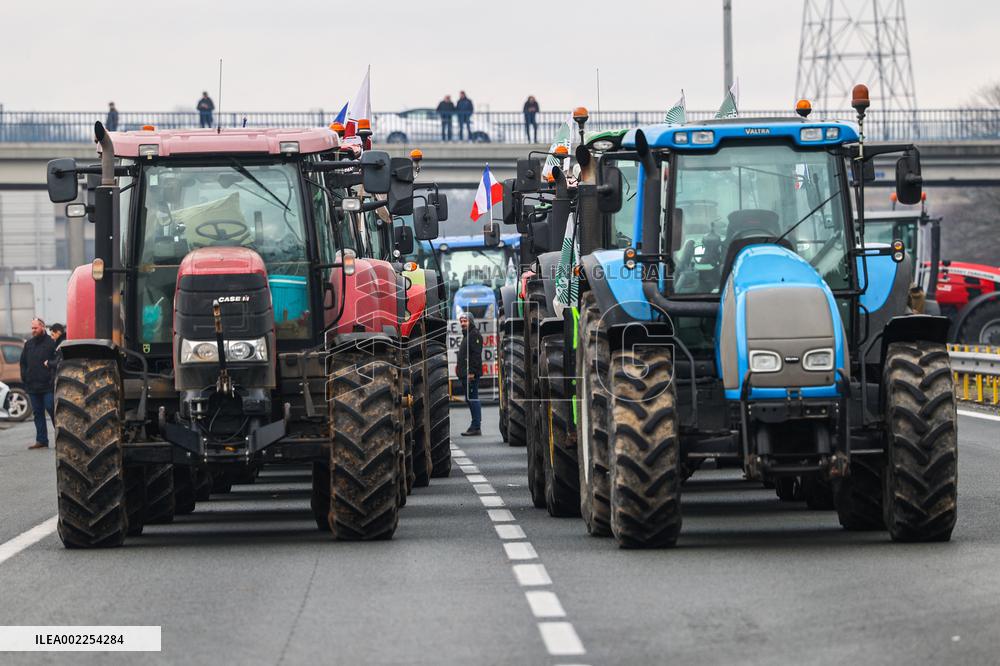 Thousands Of Farmers 'Lay Siege'To Paris - Chennevieres