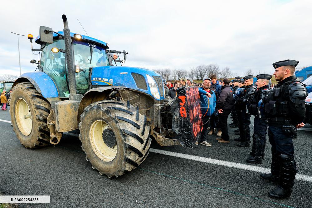 Thousands Of Farmers 'Lay Siege'To Paris - Chennevieres
