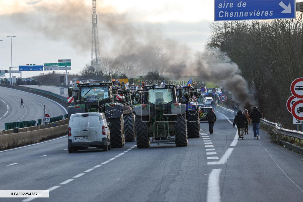 Thousands Of Farmers 'Lay Siege'To Paris - Chennevieres