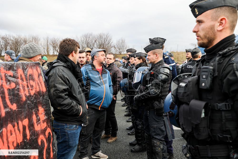 Thousands Of Farmers 'Lay Siege'To Paris - Chennevieres