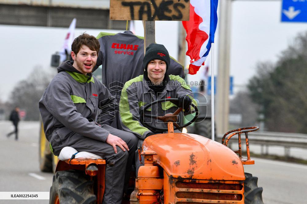 Farmers Block A35 Motorway - Strasbourg