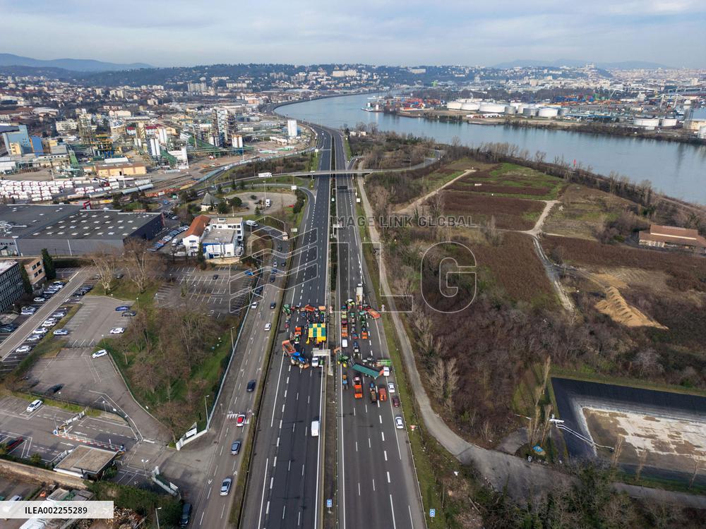 Farmers Block A7 Motorway - Lyon