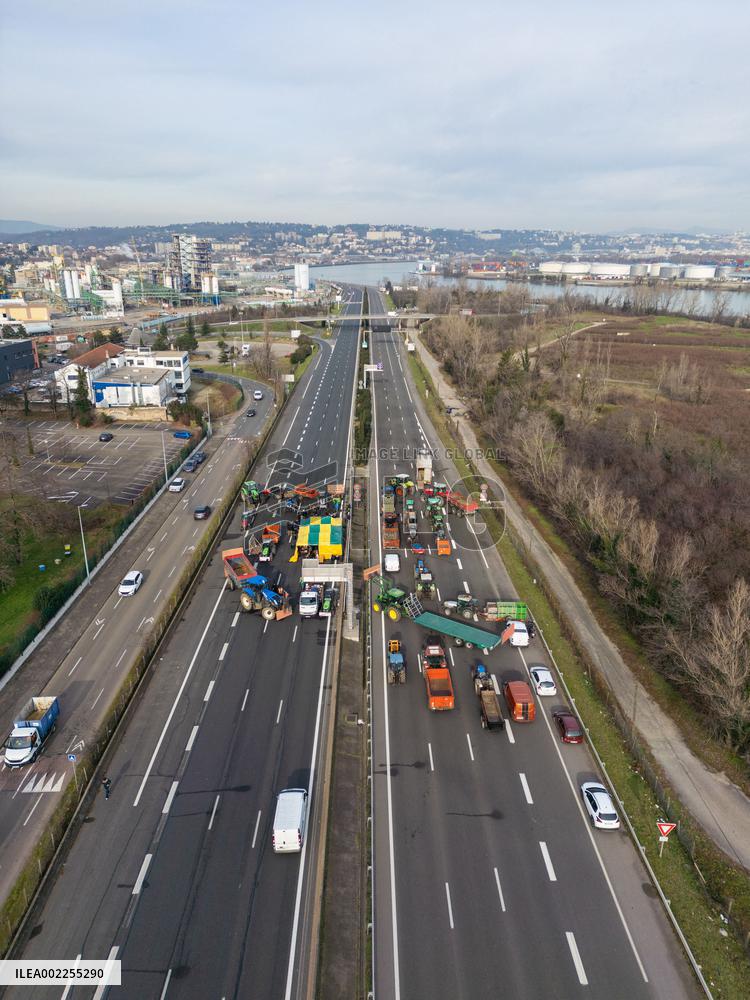 Farmers Block A7 Motorway - Lyon
