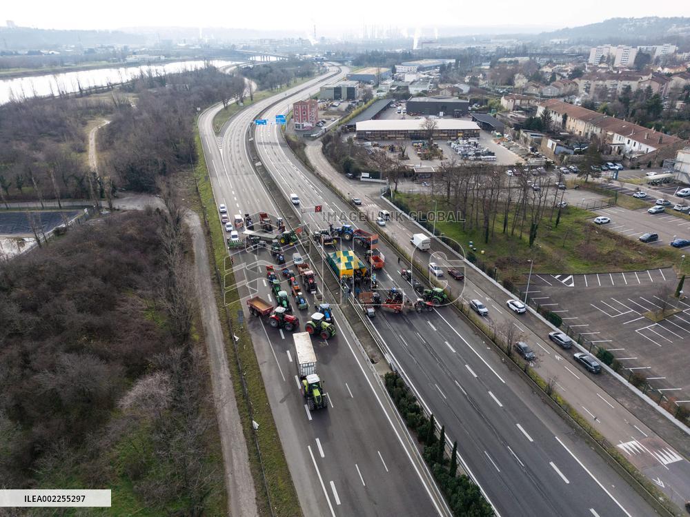 Farmers Block A7 Motorway - Lyon