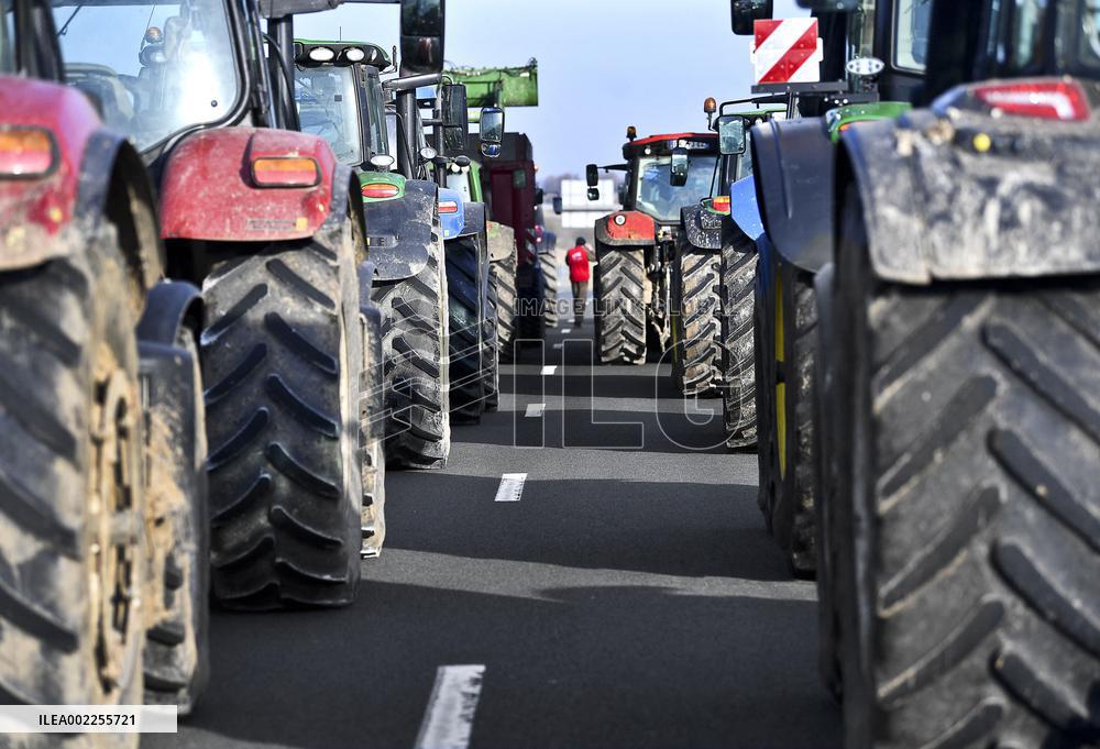 Farmers Block A16 Motorway - Pas-de-Calais