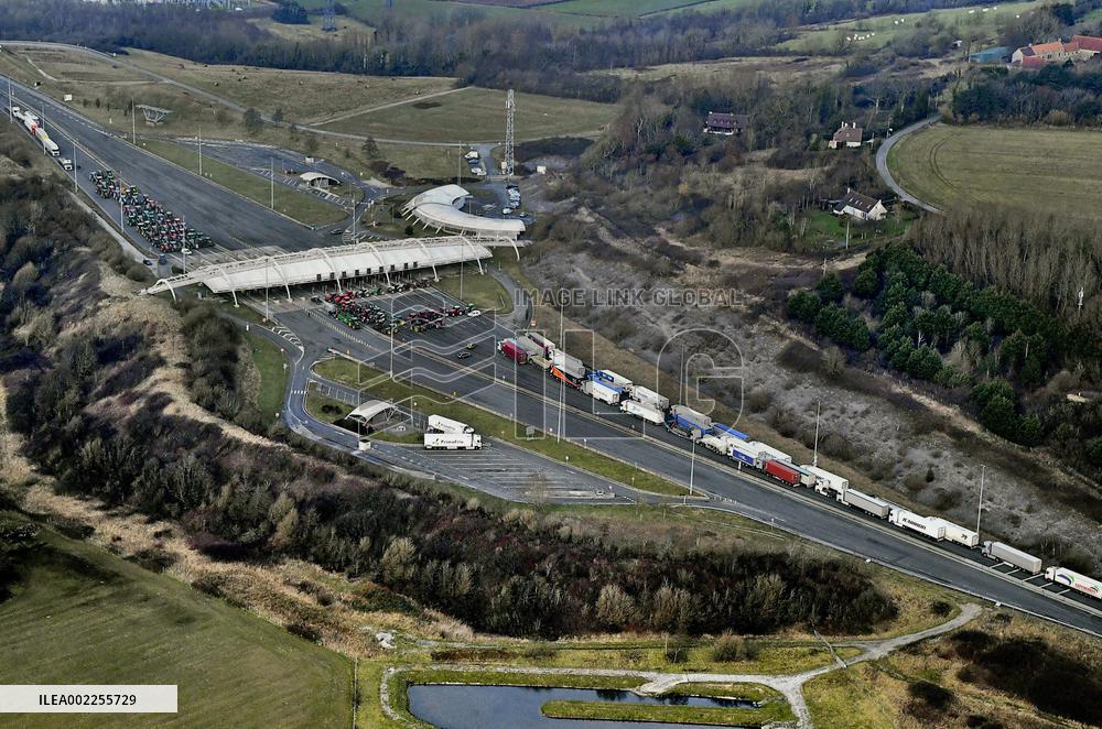 Farmers Block A16 Motorway - Pas-de-Calais