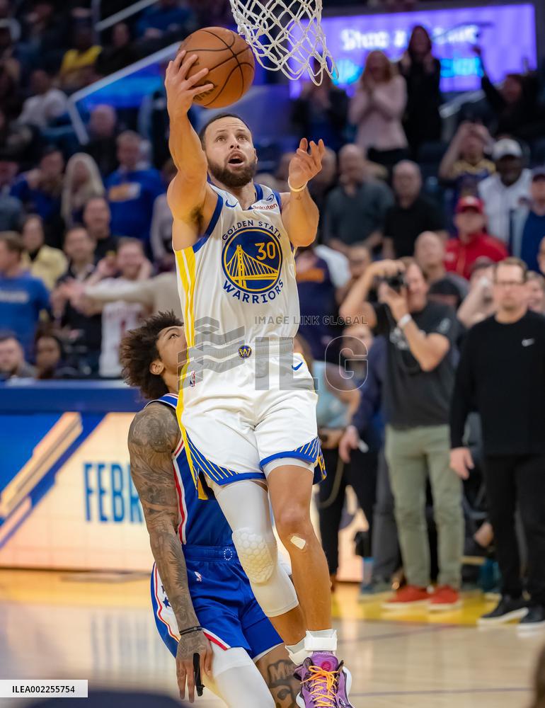 (SP)U.S.-SAN FRANCISCO-BASKETBALL-NBA-76ERS VS WARRIORS