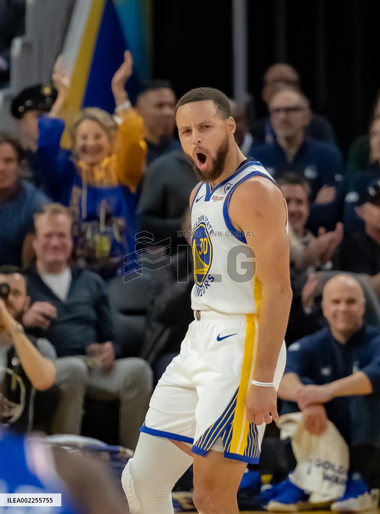 (SP)U.S.-SAN FRANCISCO-BASKETBALL-NBA-76ERS VS WARRIORS