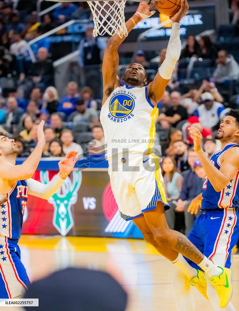 (SP)U.S.-SAN FRANCISCO-BASKETBALL-NBA-76ERS VS WARRIORS