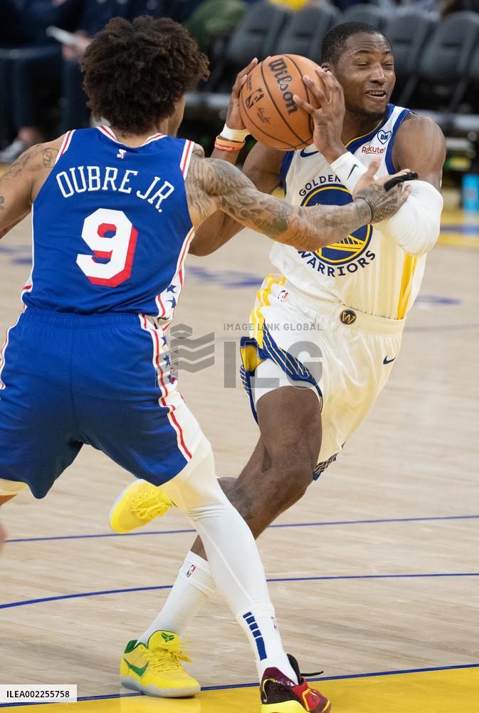 (SP)U.S.-SAN FRANCISCO-BASKETBALL-NBA-76ERS VS WARRIORS