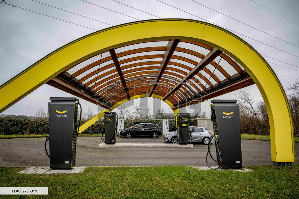 Illustration Electric Car Charging - Netherlands