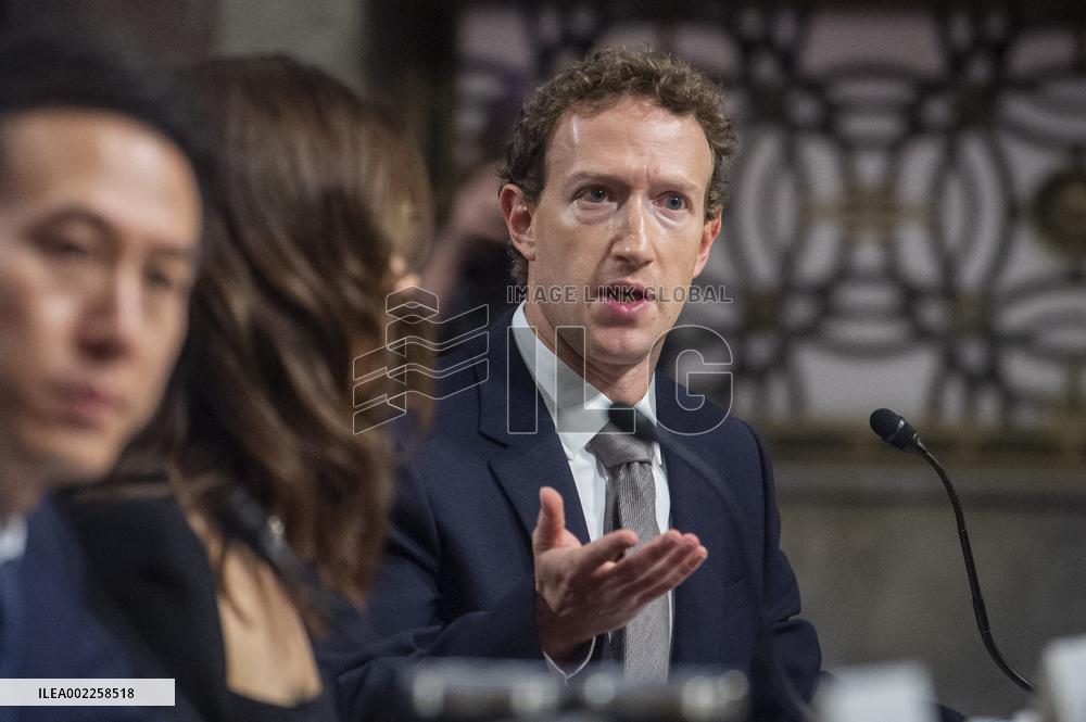 Meta Boss Zuckerberg Apologises To Families - Washington