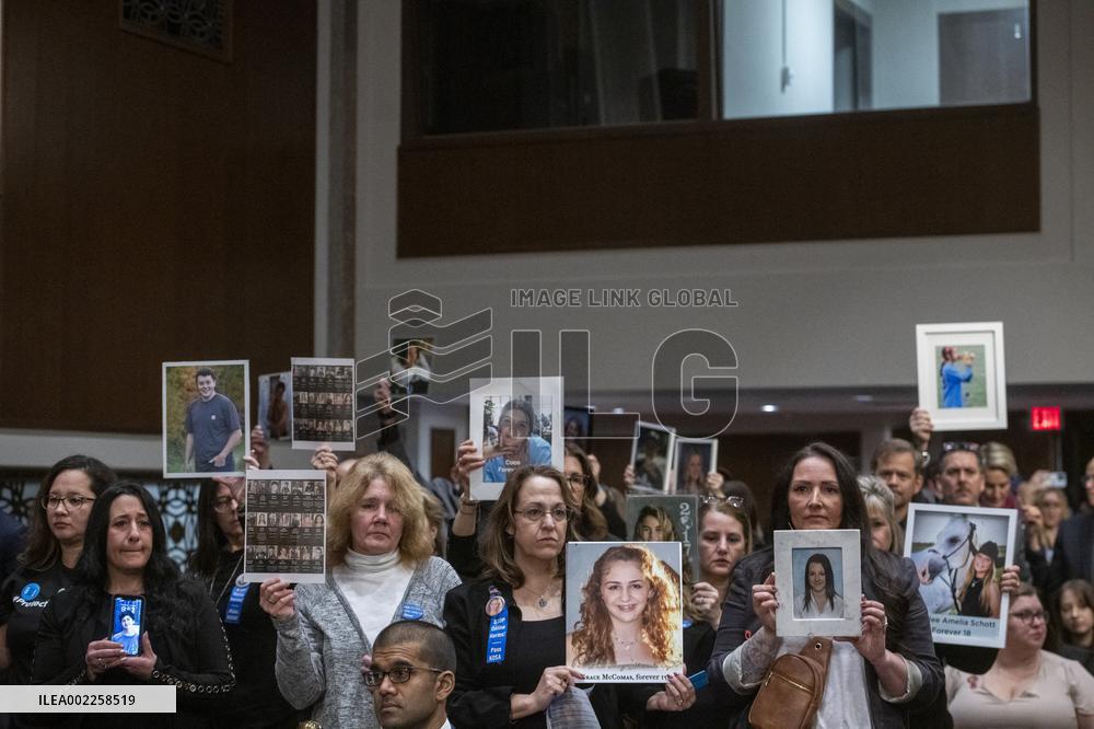 Meta Boss Zuckerberg Apologises To Families - Washington