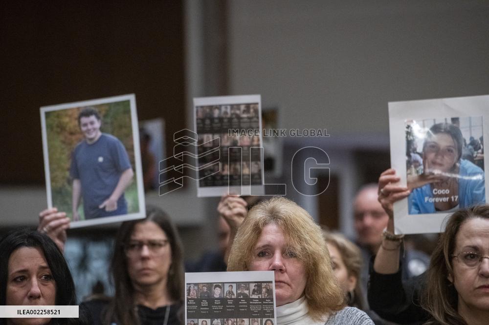 Meta Boss Zuckerberg Apologises To Families - Washington