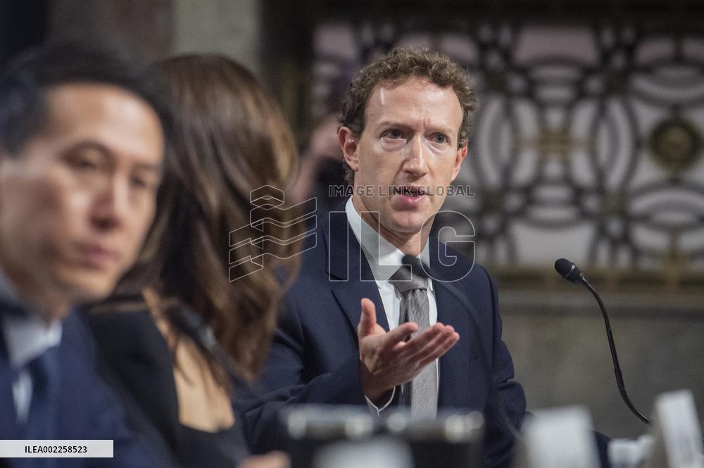 Meta Boss Zuckerberg Apologises To Families - Washington