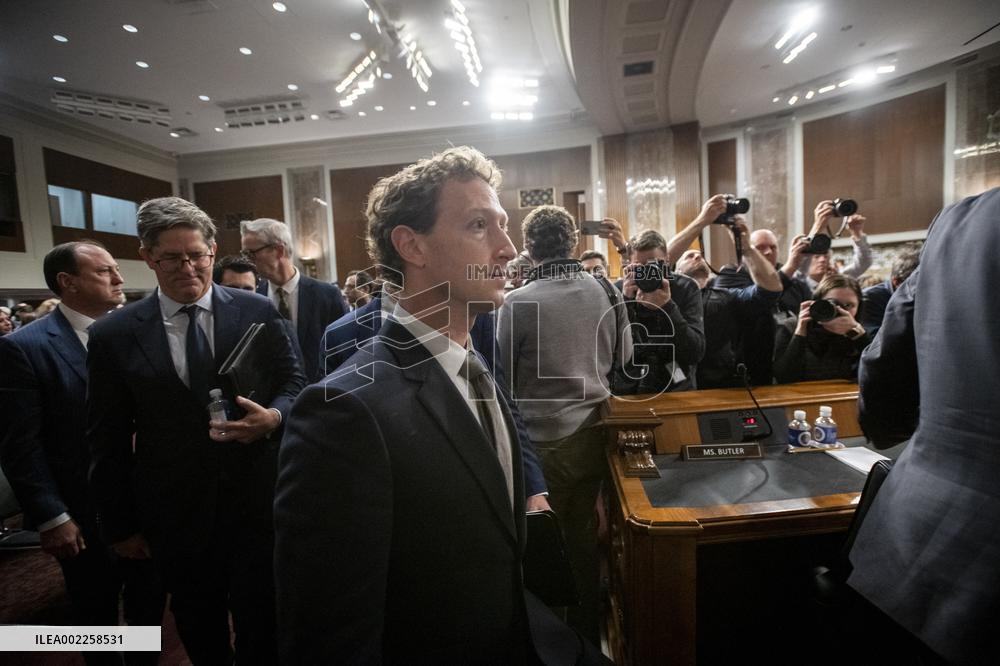 Meta Boss Zuckerberg Apologises To Families - Washington