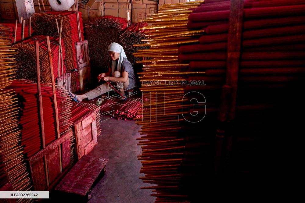 INDONESIA-TANGERANG-INCENSE STICK-MAKING
