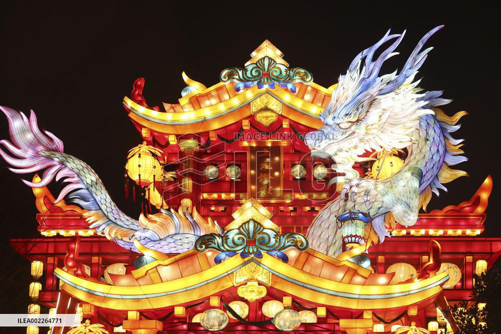 Visitors View Lanterns at Bailuzhou Park in Nanjing