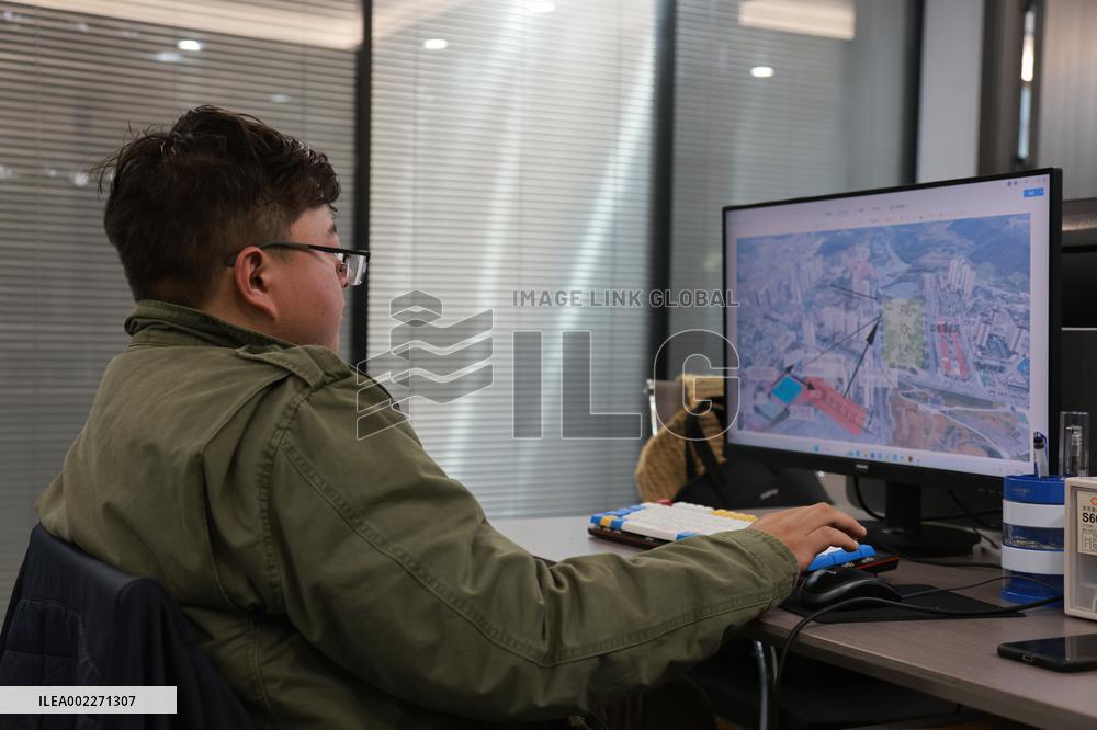 Xinhua Headlines: Dazzling drone fleets fly high in China