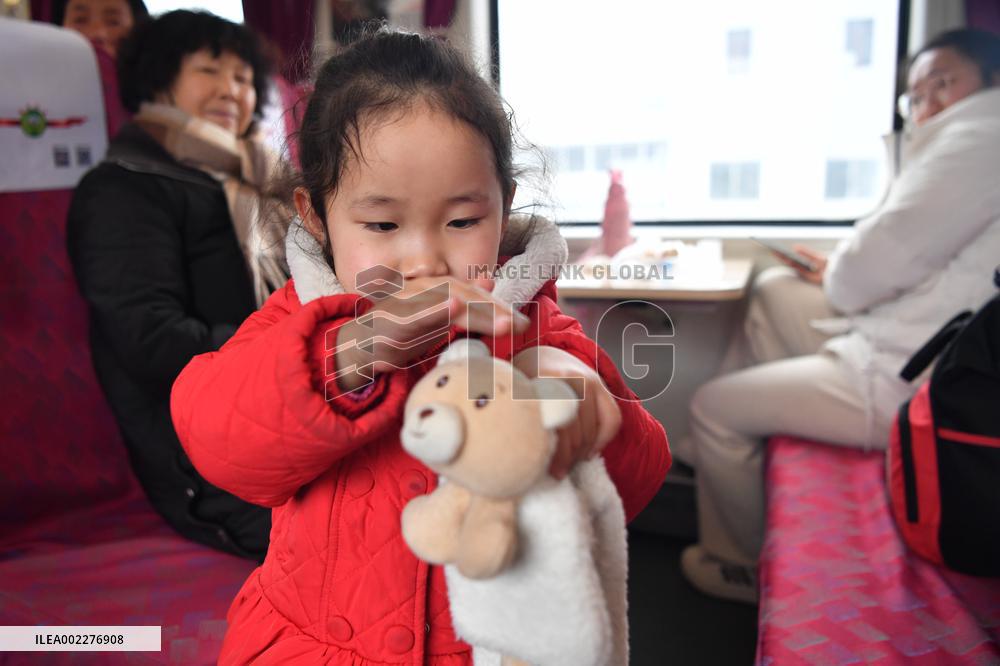 CHINA-GANSU-SLOW TRAIN-SPRING FESTIVAL-PREPARATION (CN)